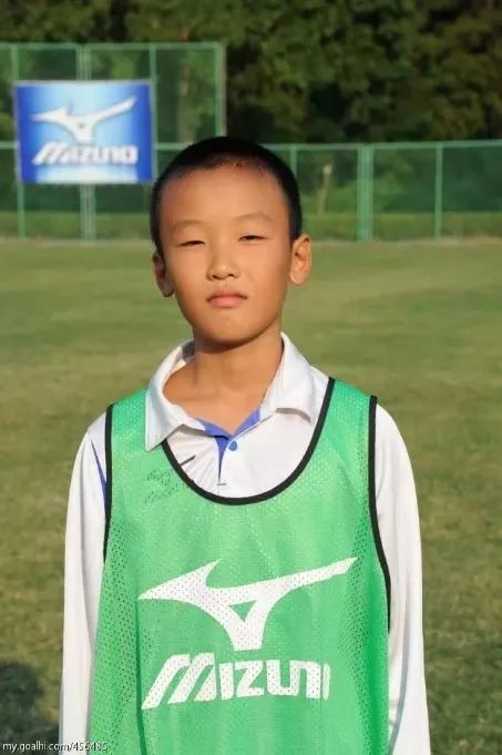 球员动态｜王燊超帅气出席代言品牌签售会