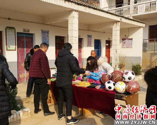 扶贫志愿者送温暖活动,精准扶贫送健康下乡义诊暖民心