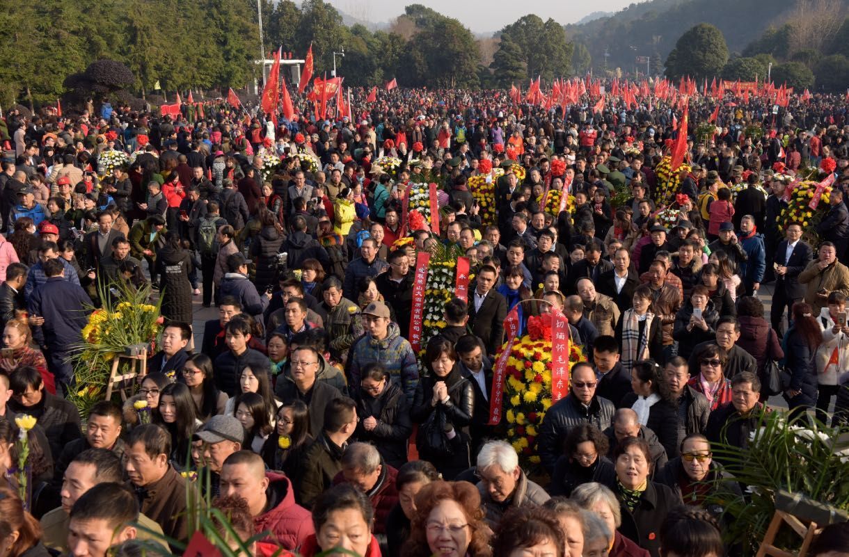 韶山前来瞻仰的人山人海,韶山游客中心人山人海