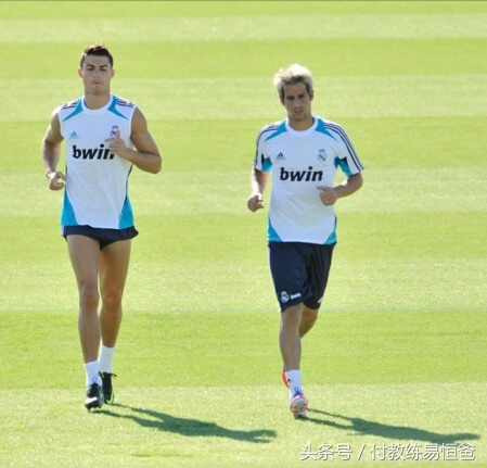 教孩子踢球先要理解足球,小孩子踢球普遍存在的问题