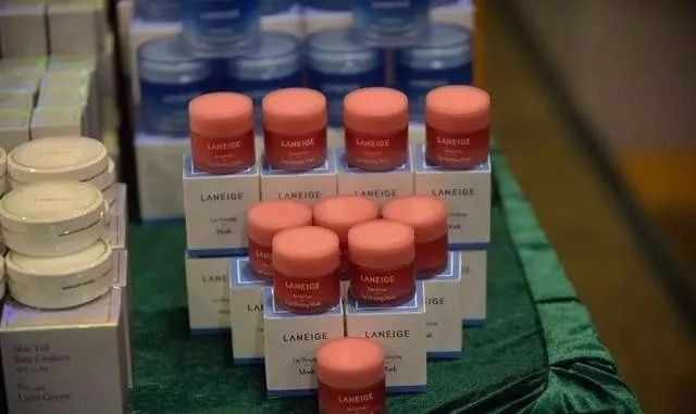 香港查获假化妆品,香港海关查获一批假冒进口护肤品