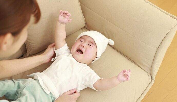 宝宝睡觉爱哭闹不安稳怎么回事,宝宝睡觉磨牙喘不上气