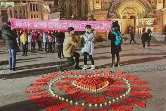 宿舍晚报｜女生199条红*裤内**霸气求婚；“雌雄同体”男大学生爱女装