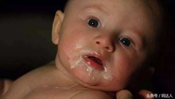 小月孩子吐奶很多怎么回事,孩子吐奶跟喷泉一样怎么回事