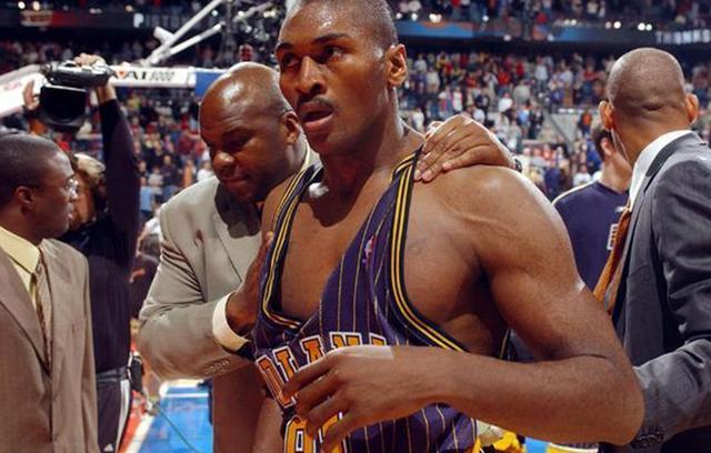 球迷嘴太碎球星怎么办？哈登直接上去扇耳光，格里芬这做法太机智