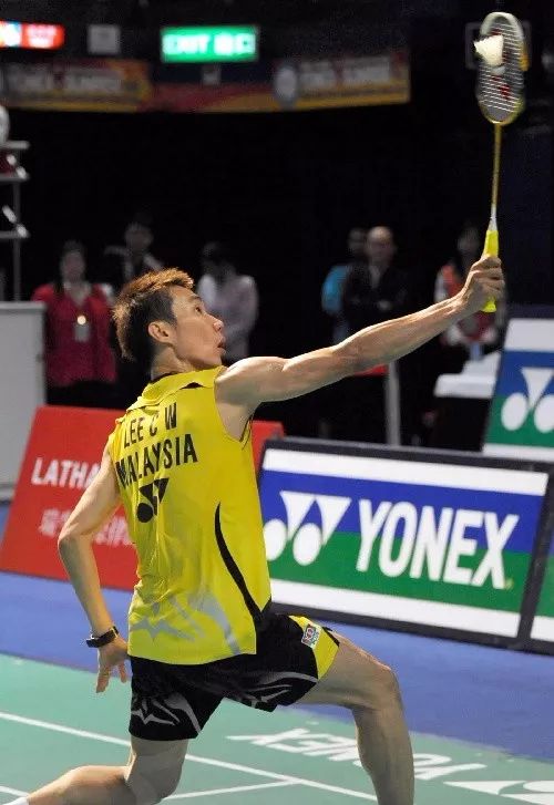 如何打出高远球,羽毛球反手高远球手指发力细节