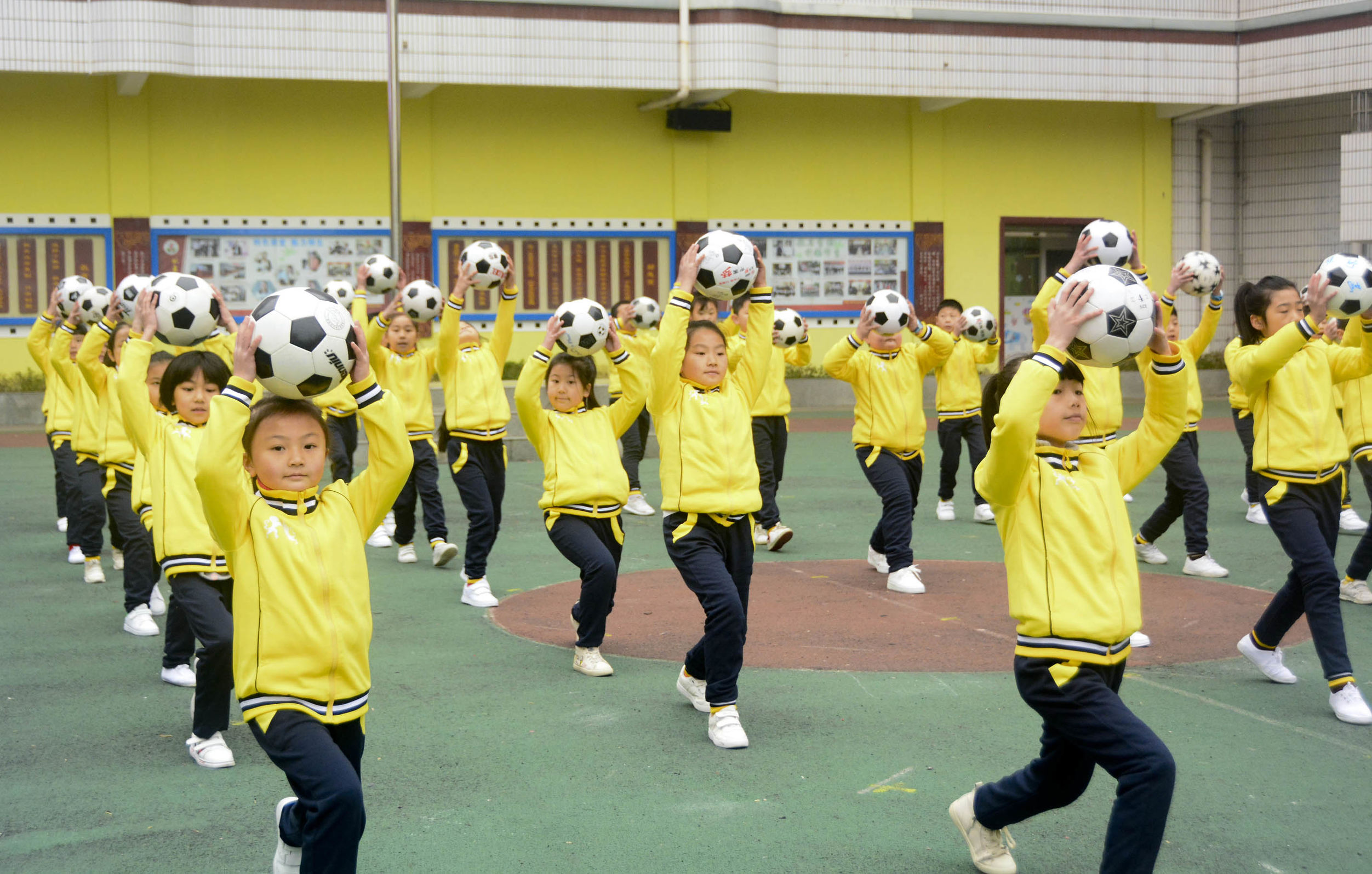 红山区第17小学足球啦啦操,三小校运会啦啦操