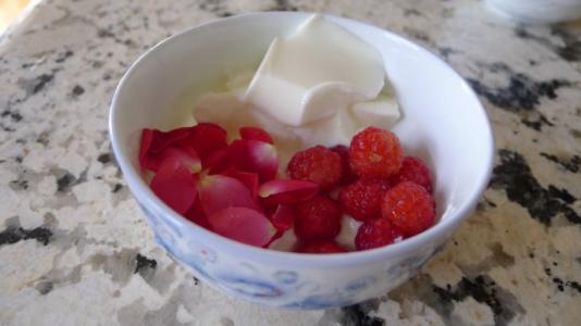 小仙女自己敷面膜,用维生素c自制美白淡斑面膜