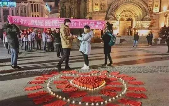 宿舍晚报｜女生199条红*裤内**霸气求婚；“雌雄同体”男大学生爱女装