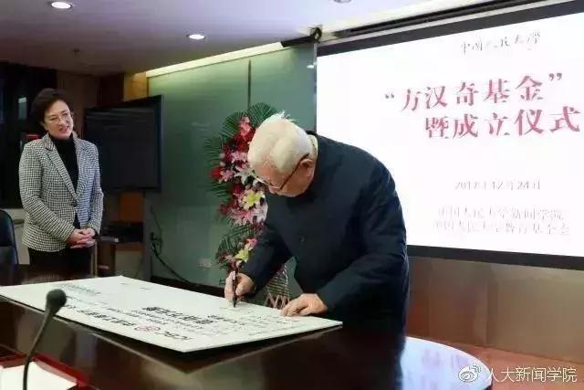 宿舍晚报｜女生199条红*裤内**霸气求婚；“雌雄同体”男大学生爱女装