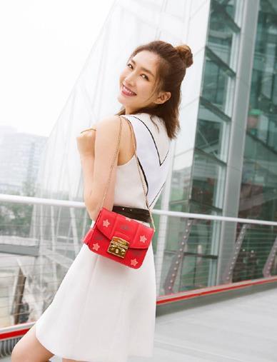 用一样东西完美宣示意大利的纯正血统，这款包包再适合不过啦~