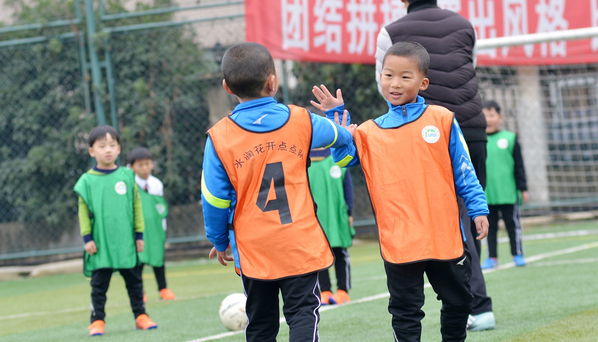 江苏太仓：“香花娃娃”显风采校园足球彰魅力