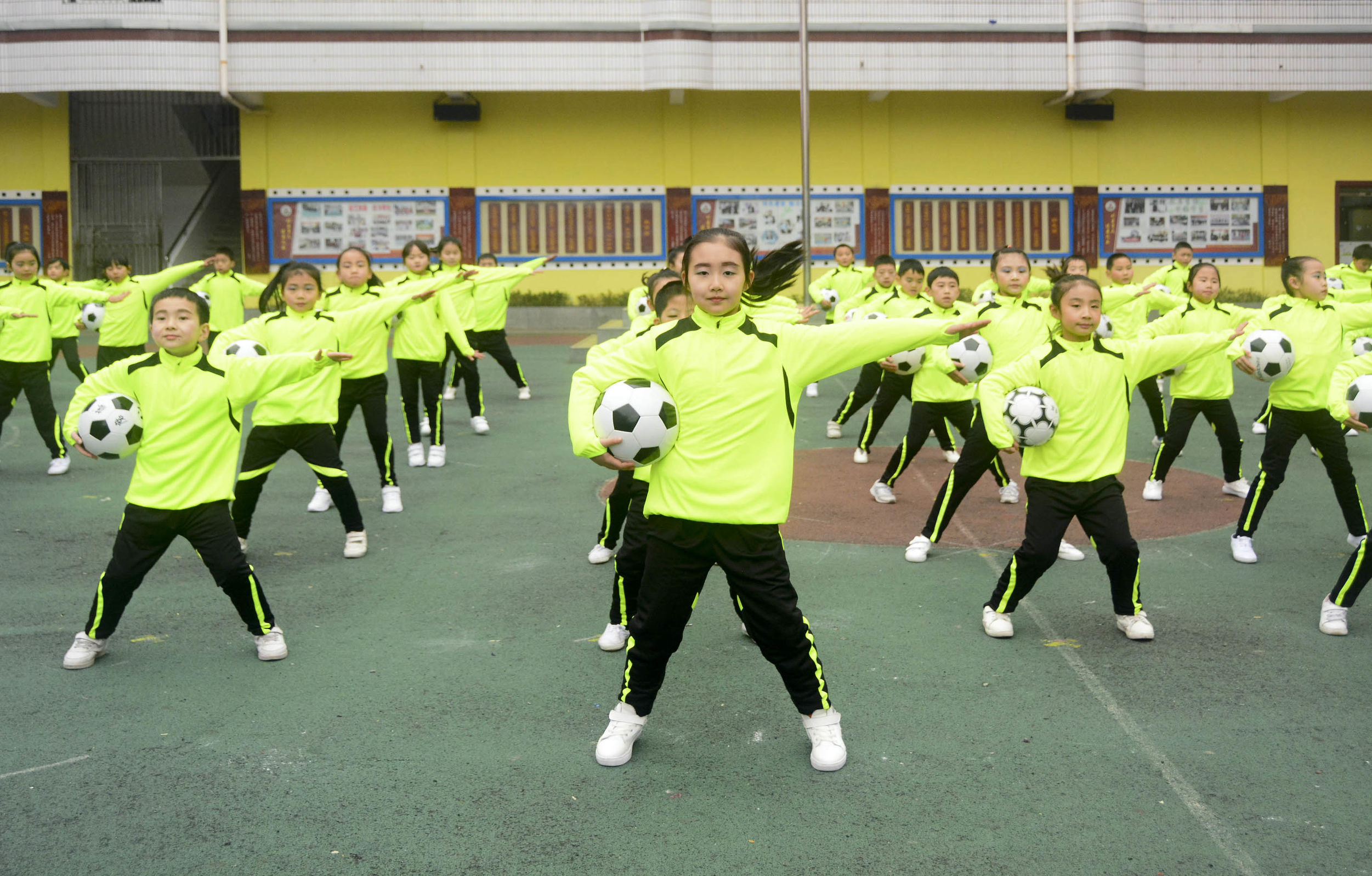 红山区第17小学足球啦啦操,三小校运会啦啦操