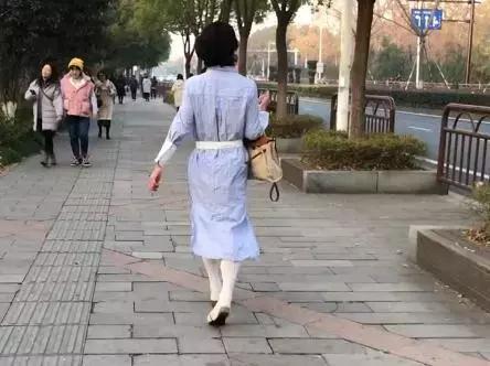 宿舍晚报｜女生199条红*裤内**霸气求婚；“雌雄同体”男大学生爱女装