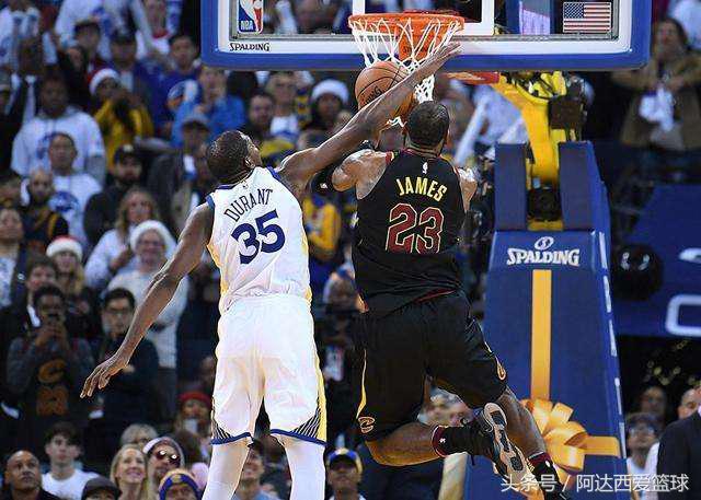 詹姆斯被犯规不吹怒帽,詹姆斯如何回应裁判的不吹哨
