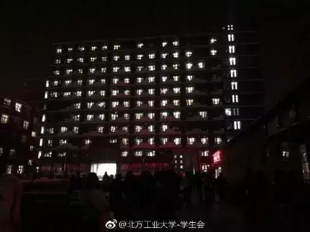 宿舍晚报｜女生199条红*裤内**霸气求婚；“雌雄同体”男大学生爱女装