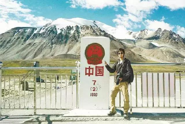 宿舍晚报｜女生199条红*裤内**霸气求婚；“雌雄同体”男大学生爱女装