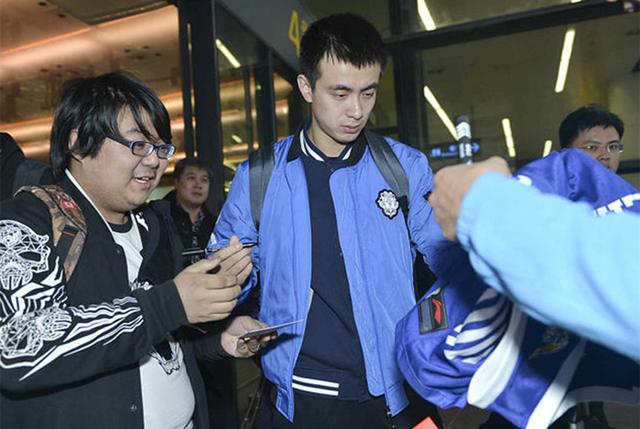 球迷嘴太碎球星怎么办？哈登直接上去扇耳光，格里芬这做法太机智