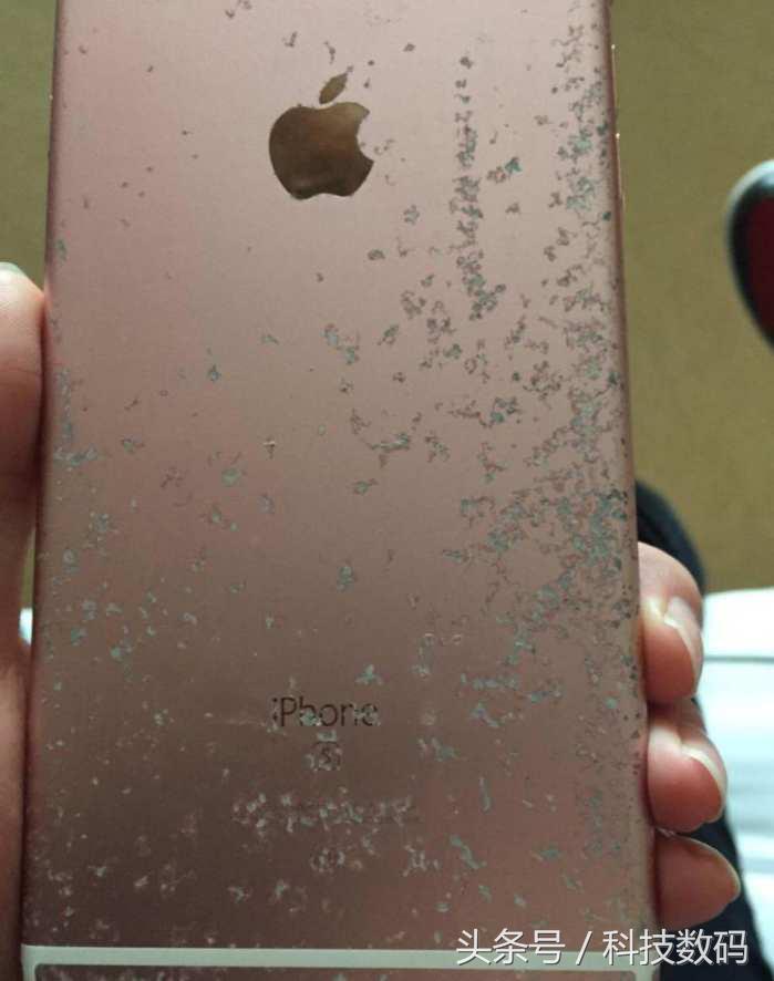 网友：我有一双硫酸手，苹果手机也挡不住！