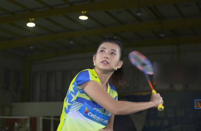 如何打出高远球,羽毛球反手高远球手指发力细节