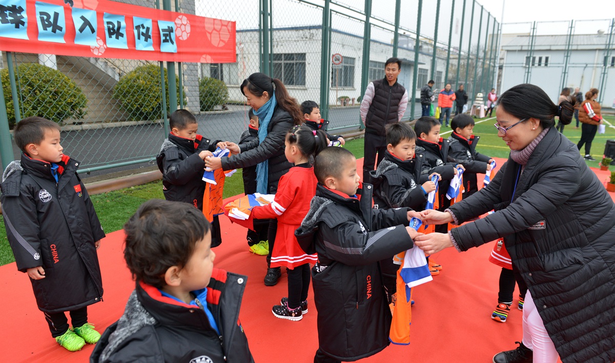 江苏太仓：“香花娃娃”显风采校园足球彰魅力