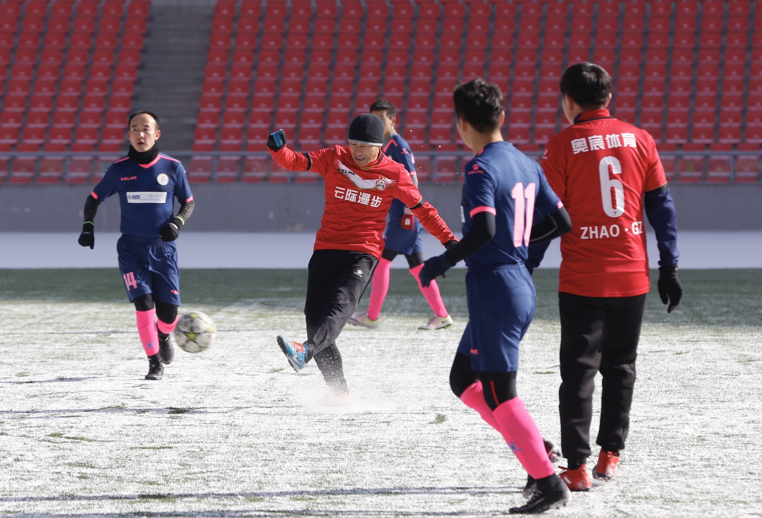 西宁市“湖源牧业·贺岁杯”足球赛激情开赛，青海红花蝉联冠军
