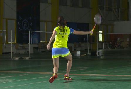 如何打出高远球,羽毛球反手高远球手指发力细节