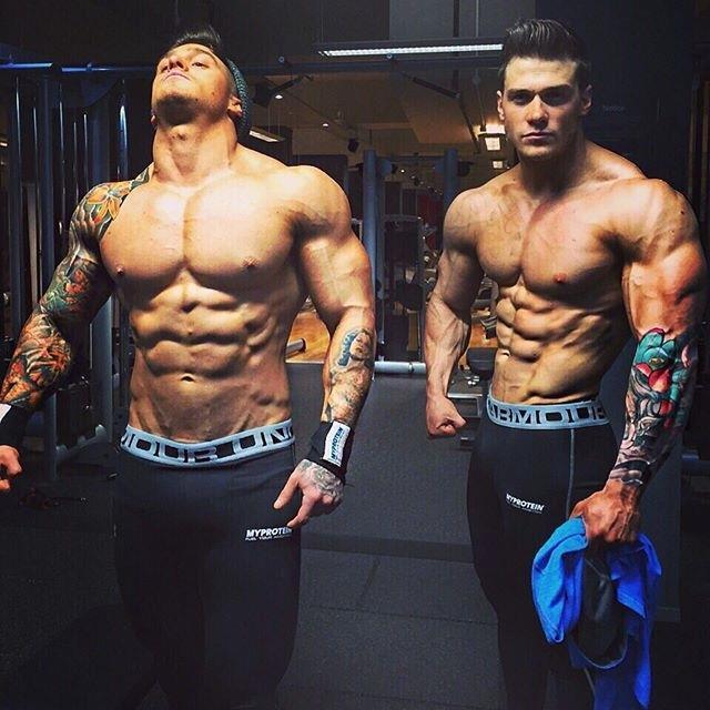 哑铃练胸的正确锻炼方法视频,正确使用哑铃健身的方法