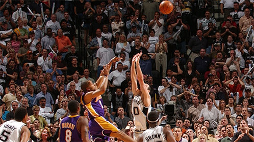 詹姆斯走步绝杀奇才gif,詹姆斯踩线三分绝杀活塞