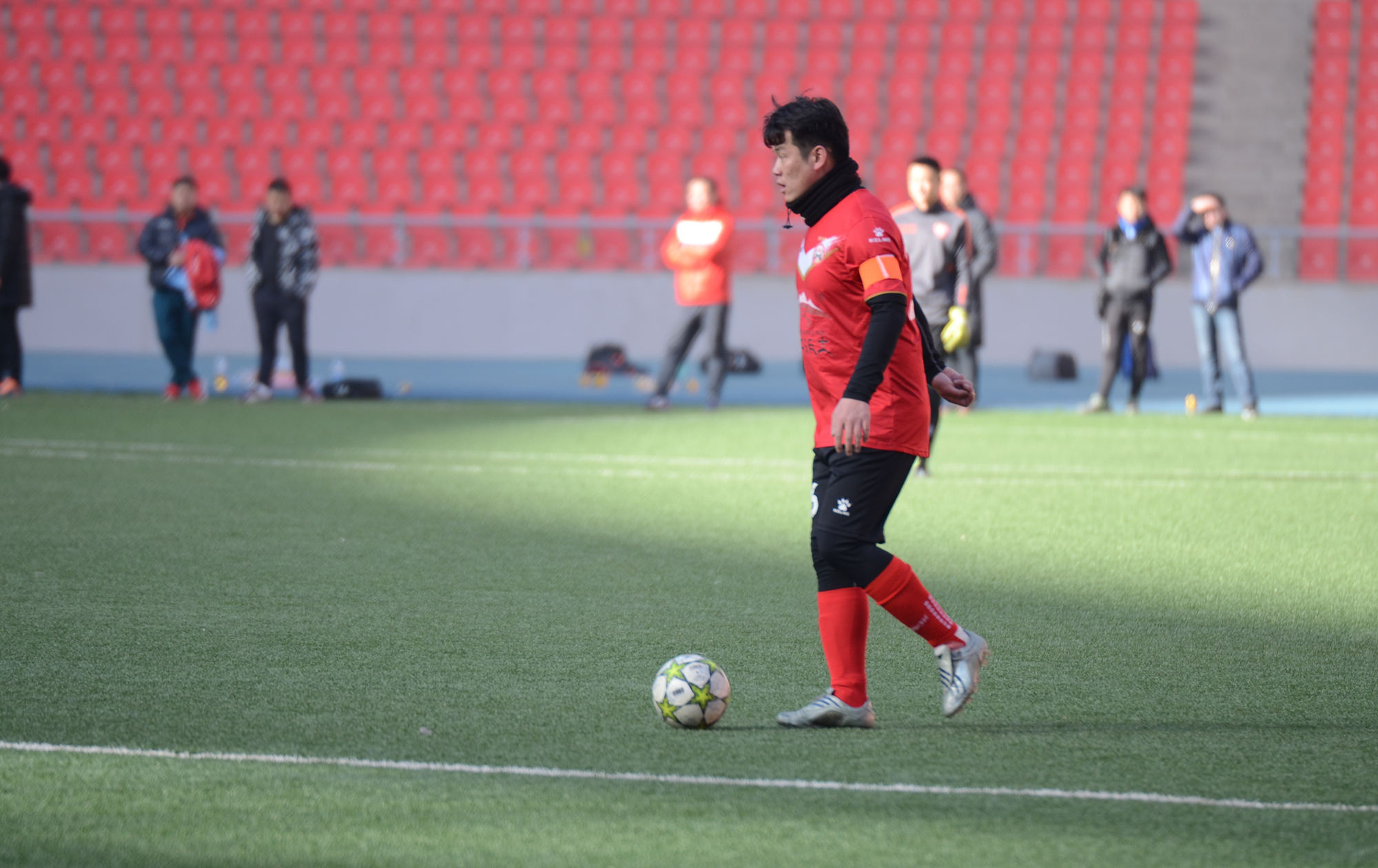 西宁市“湖源牧业·贺岁杯”足球赛激情开赛，青海红花蝉联冠军