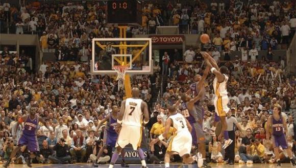 詹姆斯走步绝杀奇才gif,詹姆斯踩线三分绝杀活塞