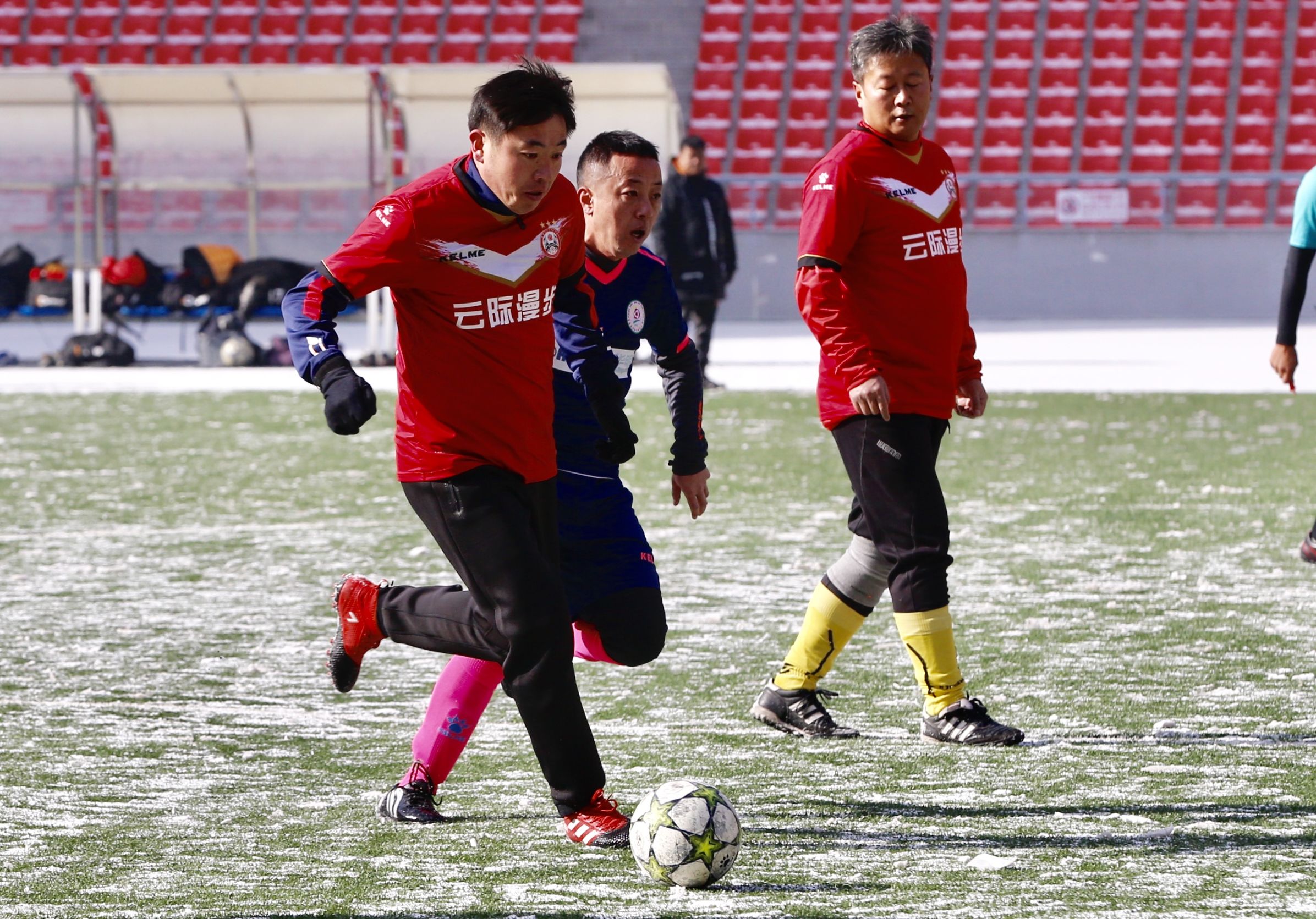 西宁市“湖源牧业·贺岁杯”足球赛激情开赛，青海红花蝉联冠军
