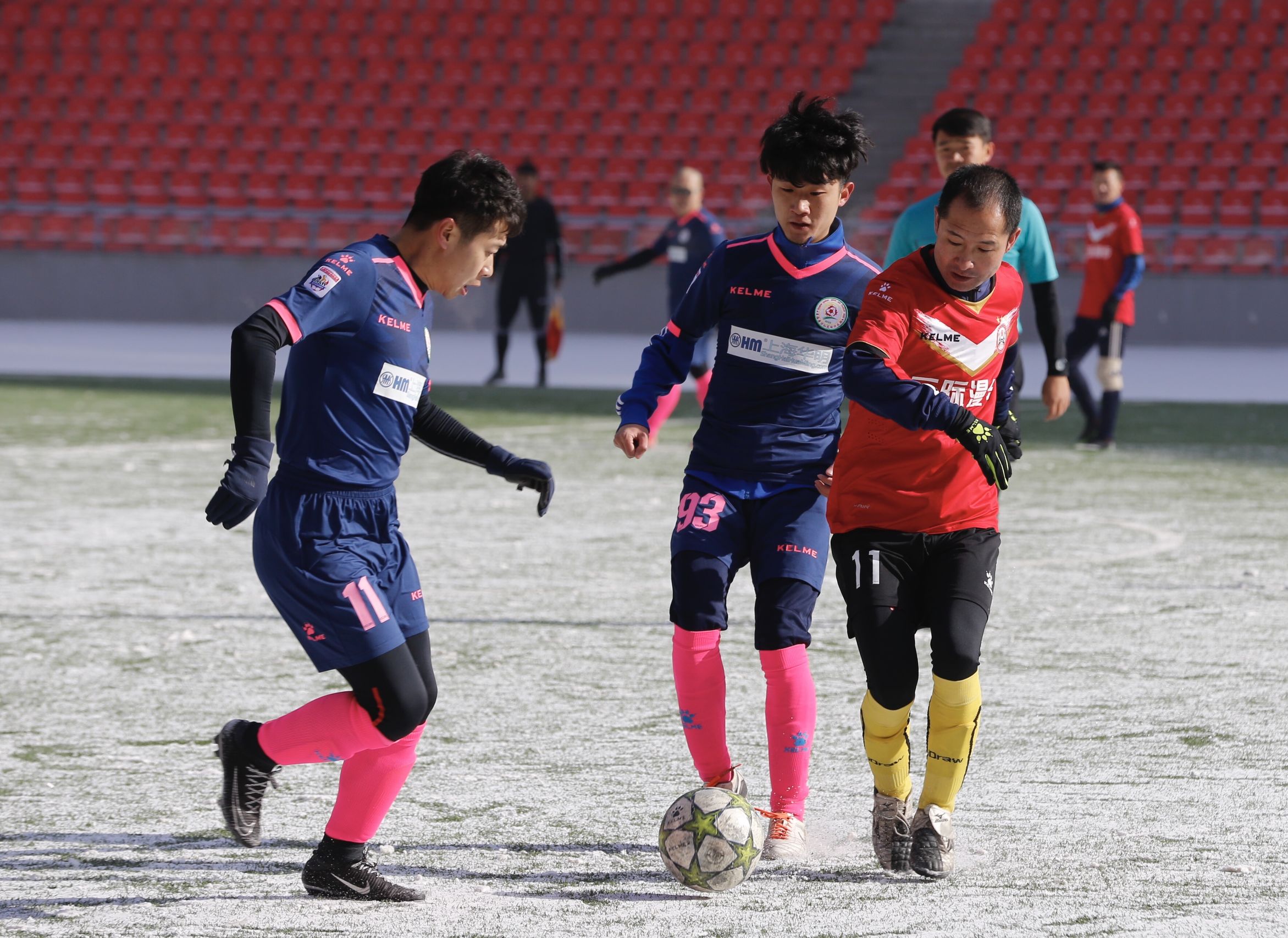 西宁市“湖源牧业·贺岁杯”足球赛激情开赛，青海红花蝉联冠军