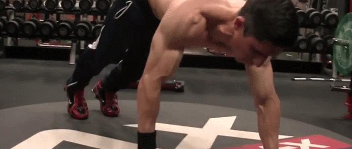 标准俯卧撑和变式俯卧撑哪种好,新手从跪姿俯卧撑练到标准俯卧撑