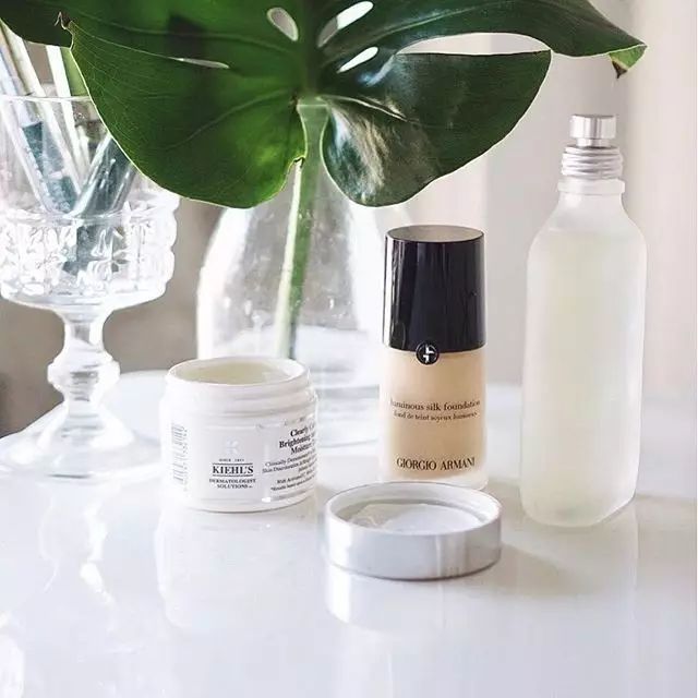 轻薄、舒适、不脱妆的粉底测评