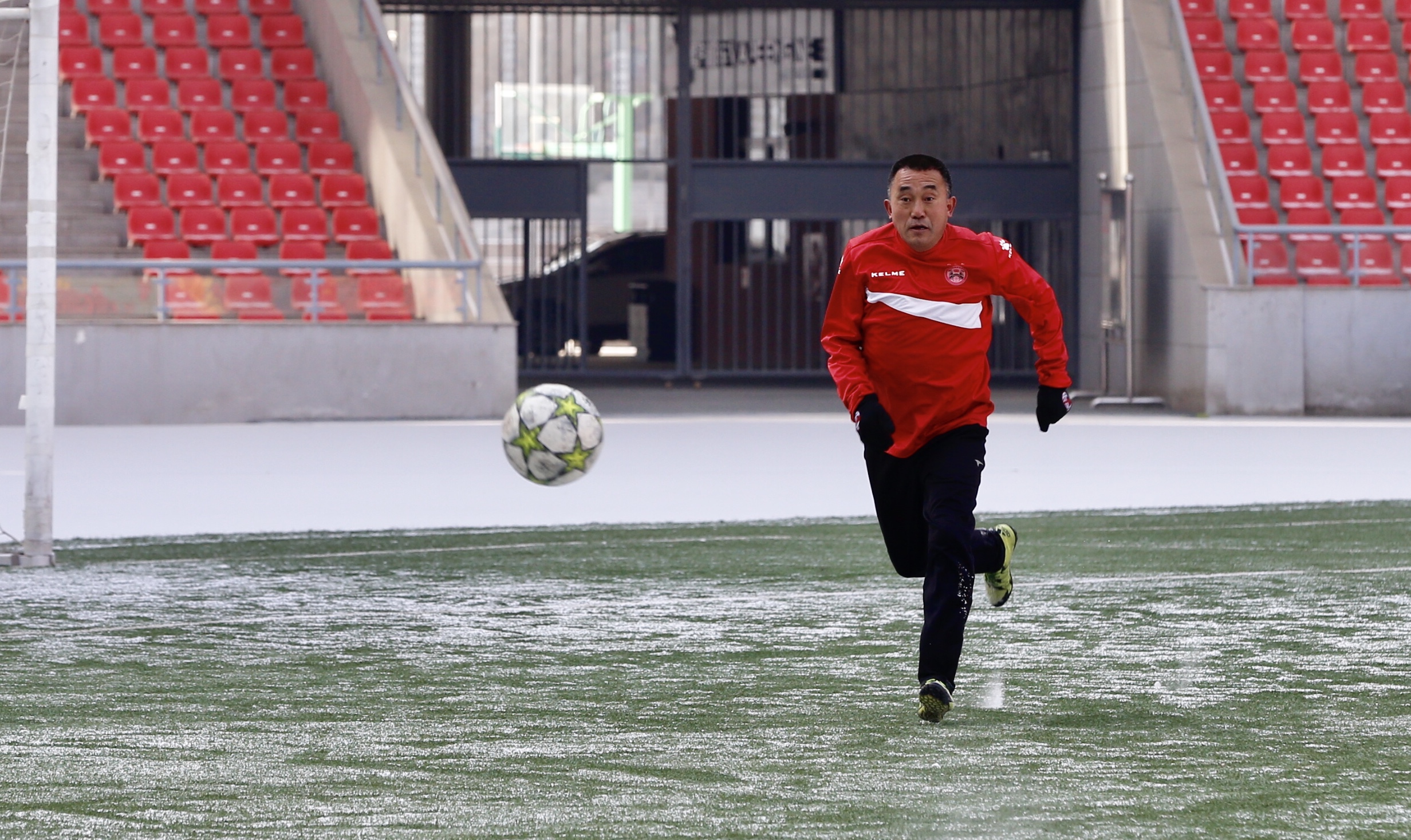 西宁市“湖源牧业·贺岁杯”足球赛激情开赛，青海红花蝉联冠军