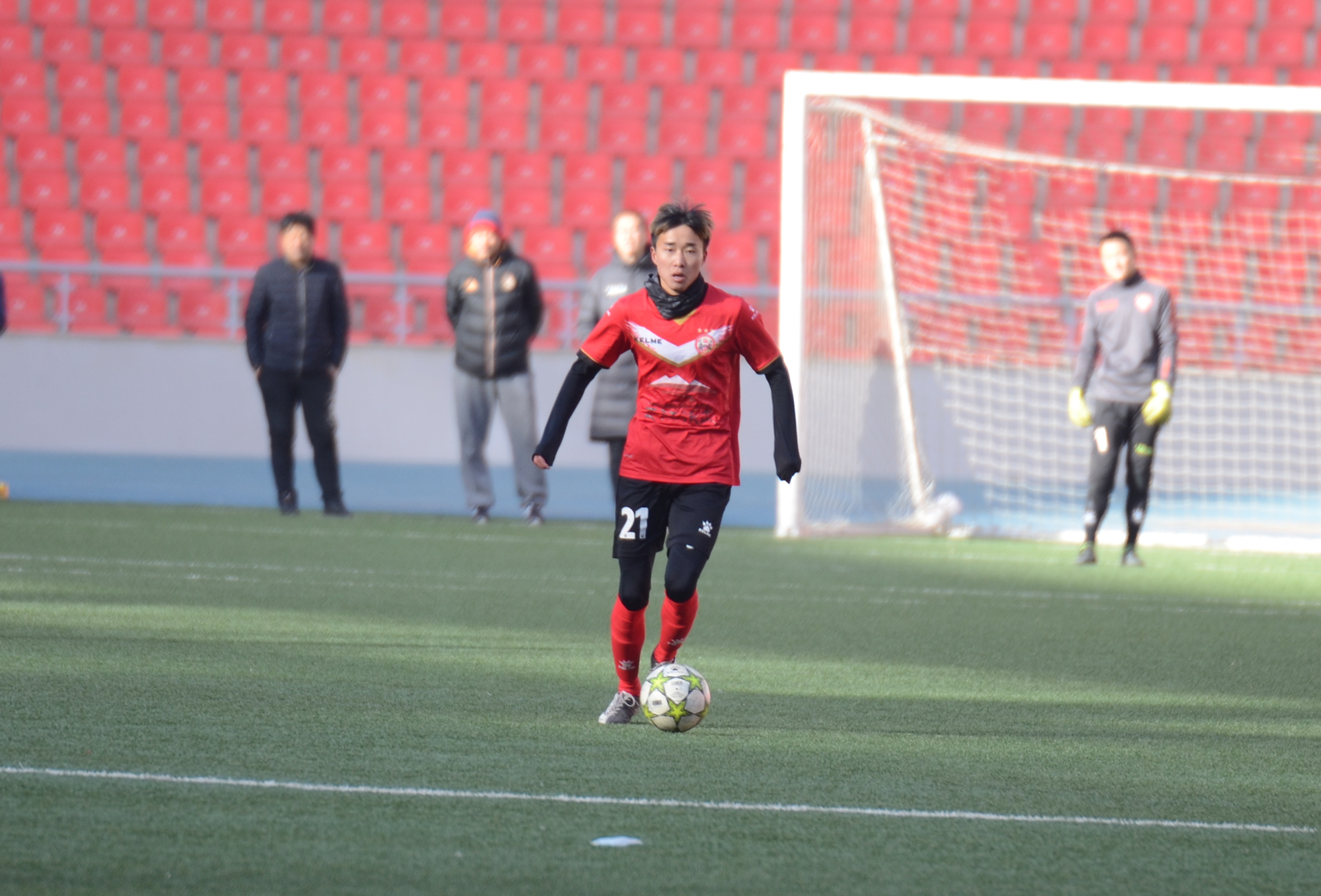 西宁市“湖源牧业·贺岁杯”足球赛激情开赛，青海红花蝉联冠军