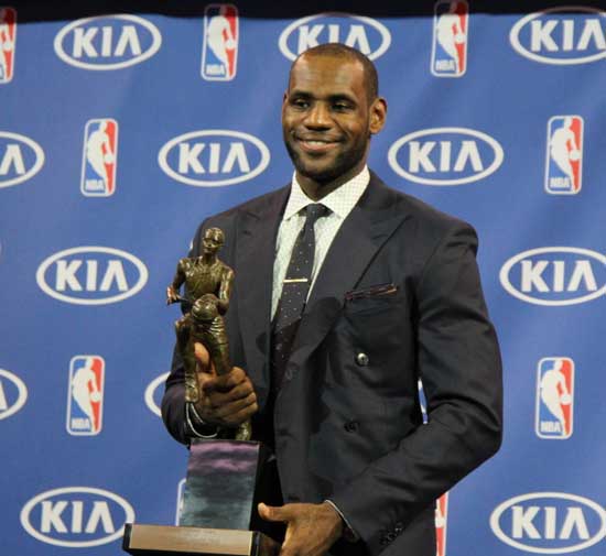 哈登受伤引蝴蝶效应，火箭加速引援，詹皇再夺MVP，勇士稳拿冠军