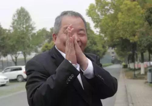 他当年敢掀“假球黑哨”桌角，这回能圆足球梦吗？