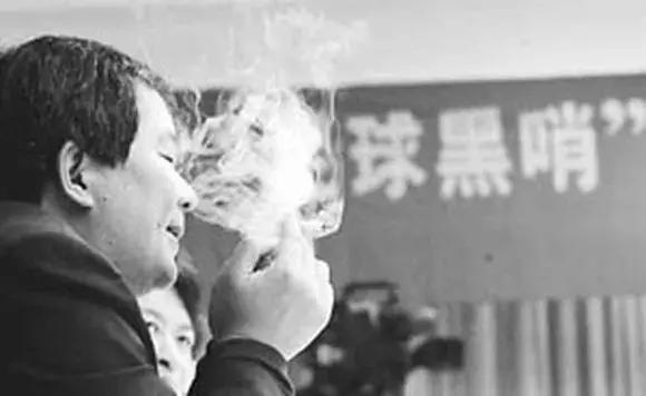 他当年敢掀“假球黑哨”桌角，这回能圆足球梦吗？