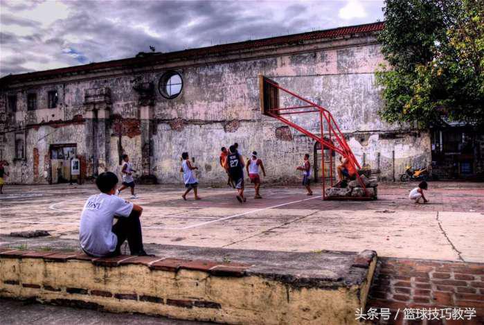 十八岁少年因打篮球被砍致死,篮球冲突致少年遭刀伤亡