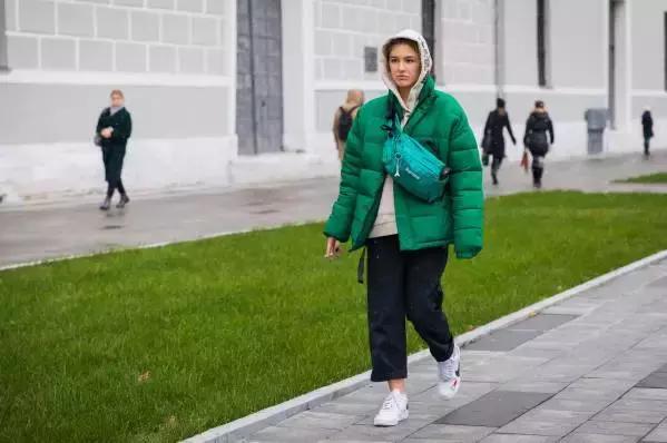 卫衣款羽绒服搭什么裤子,羽绒服卫衣冬季搭配保暖时髦