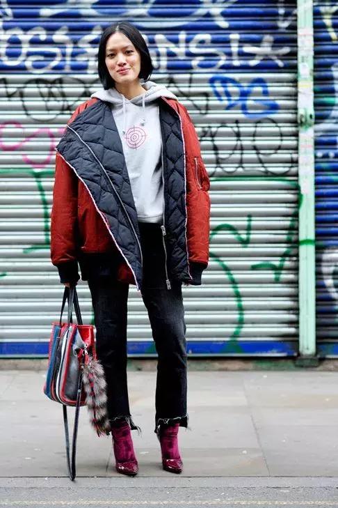 卫衣款羽绒服搭什么裤子,羽绒服卫衣冬季搭配保暖时髦