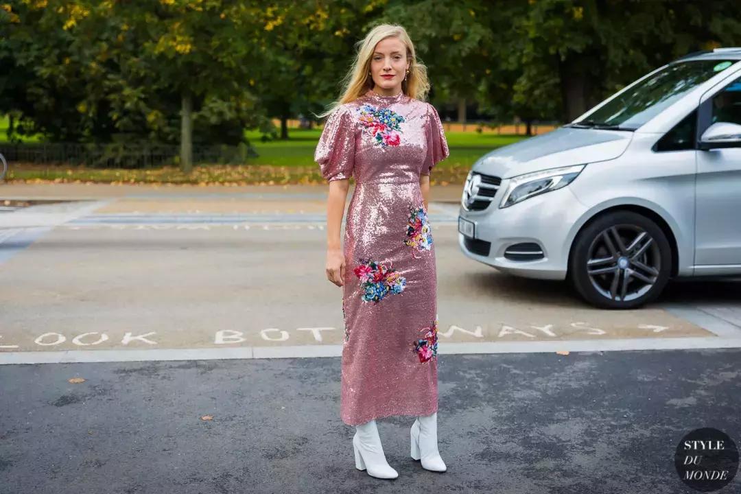 适合冬天小女生穿的黑色马丁靴,适合年轻小姐姐穿的衣服