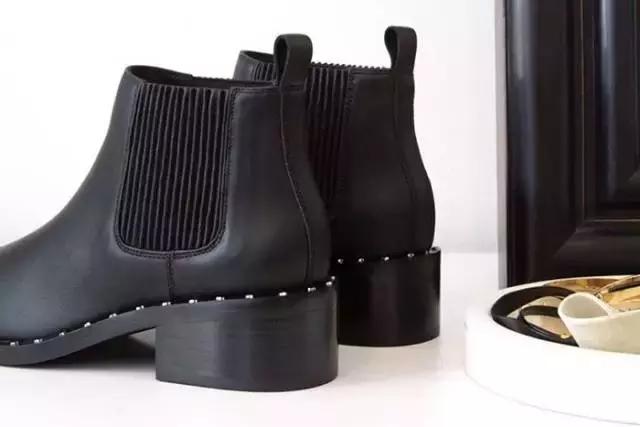 适合冬天小女生穿的黑色马丁靴,适合年轻小姐姐穿的衣服