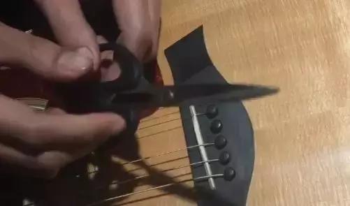 如何换吉他弦视频教程,零基础吉他快速学会一首歌