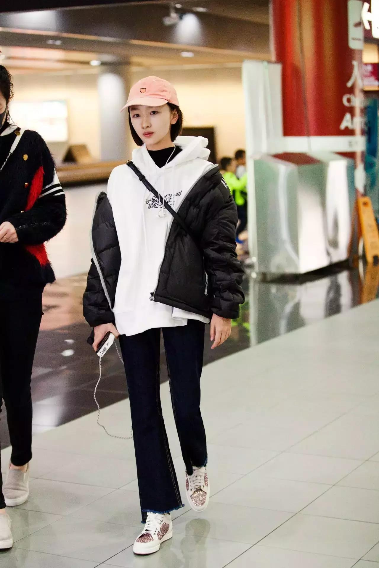 卫衣款羽绒服搭什么裤子,羽绒服卫衣冬季搭配保暖时髦