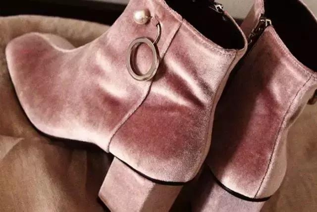 适合冬天小女生穿的黑色马丁靴,适合年轻小姐姐穿的衣服