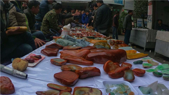 缅甸的边境明珠,中缅边境瑞丽德龙珠宝城