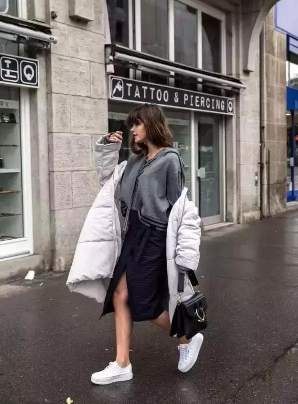 卫衣款羽绒服搭什么裤子,羽绒服卫衣冬季搭配保暖时髦